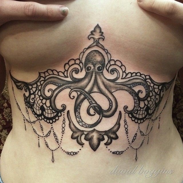 女性胸部大气的章鱼纹身