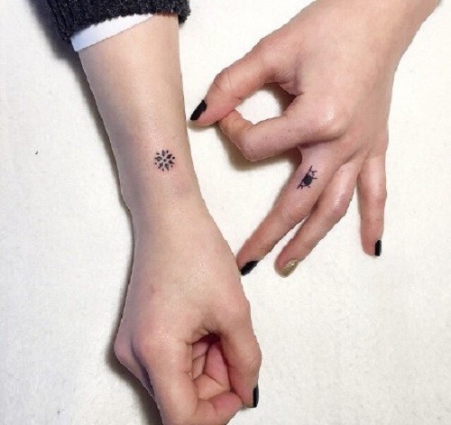 手上的 Mini Tattoo