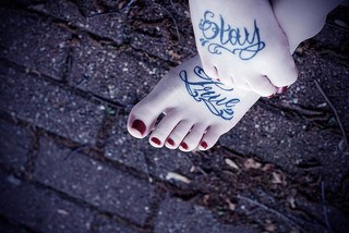 女性脚部简约字符纹身图案
