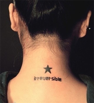 女性颈部字符与五角星纹身图案
