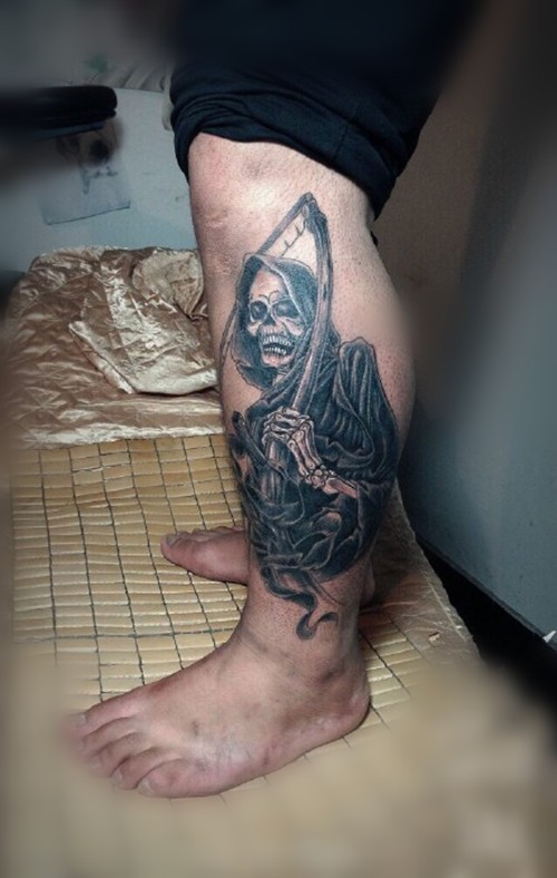 腿部另类死亡之神纹身