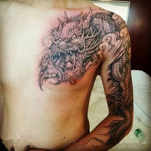 男性专属披肩龙纹身