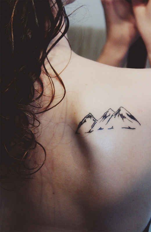 女性肩部一座小小的大山纹身