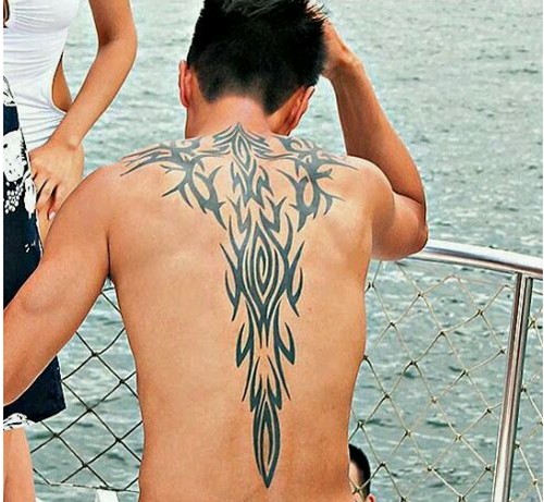 型男陈柏宇的背部帅气图腾纹身