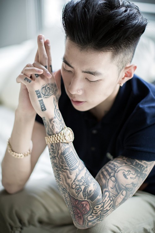 B-boy 朴宰范手臂纹身时尚写真