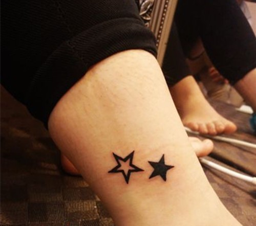 时尚唯美的脚踝处小星星纹身