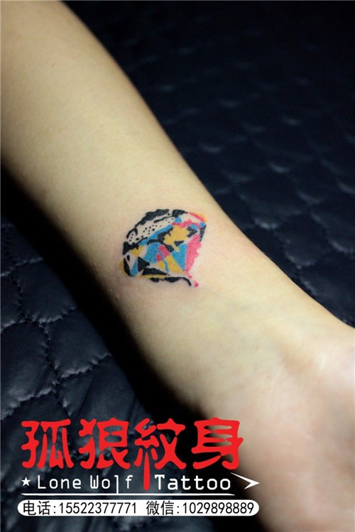 宝坻美女腕部钻石纹身 孤狼纹身工作室作品 天津