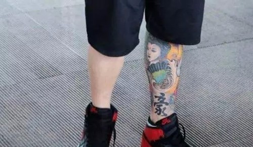 小鲜肉欧豪的腿部个性纹身