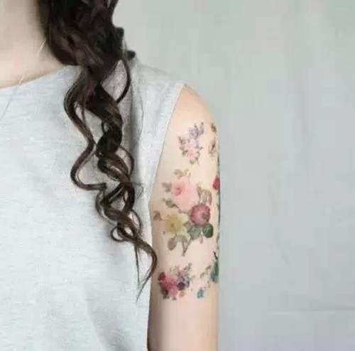 风情万种的花臂美妞