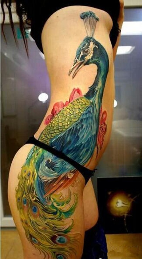 侧腰漂亮的孔雀纹身图案