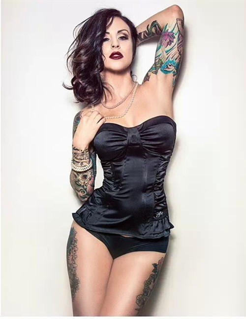 性感妩媚的手臂纹身女郎