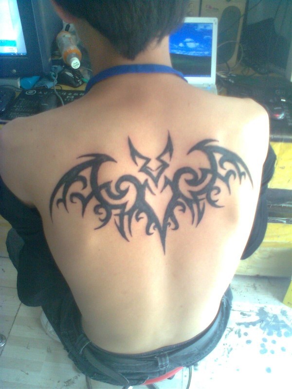 男士后背黑白蝙蝠个性纹身图案