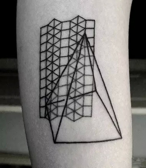 手臂上简单三角几何纹身