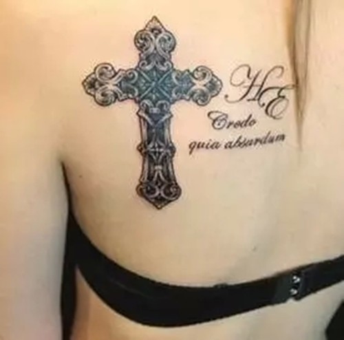 肩背部精致个性十字架纹身