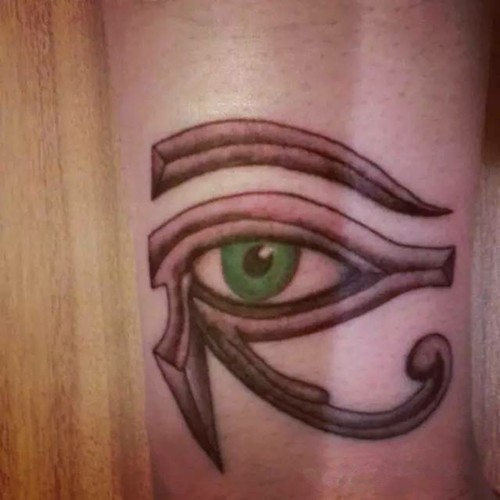 手臂上神秘的荷鲁斯之眼纹身图案