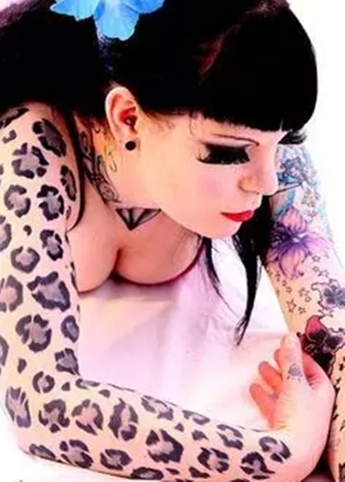 时尚的豹纹女孩儿