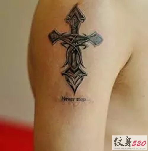 流行元素之十字架纹身