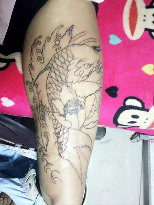 大腿鲤鱼纹身图案