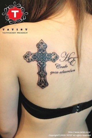 女性后背十字架刺青