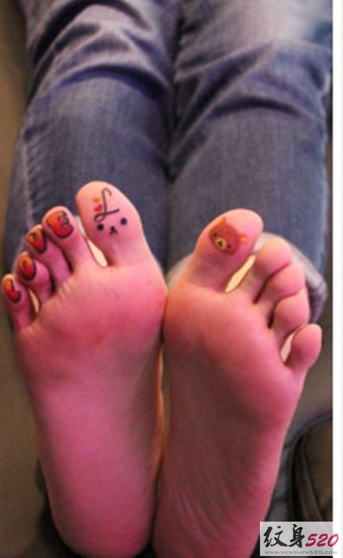 简单不失个性的笑脸纹身图案