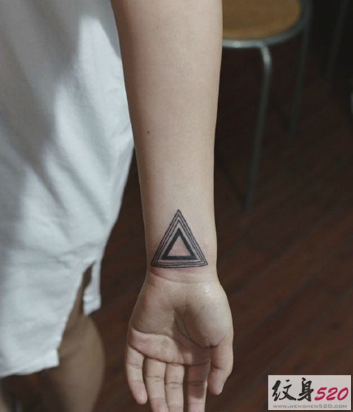 超赞的手臂三角几何纹身