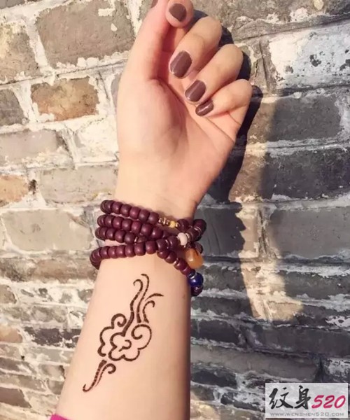 手臂上好看的印度海娜纹身图案