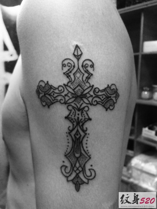 男士超爱的十字架纹身