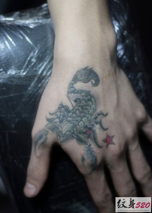 虎口处个性蝎子纹身