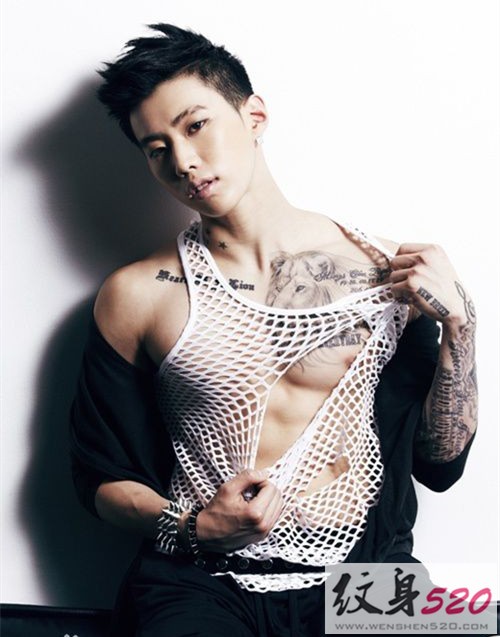 偶像歌手朴宰范的帅气纹身秀