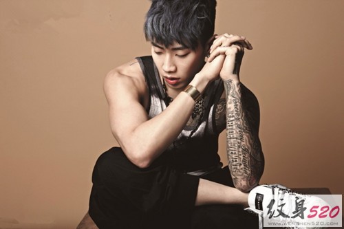 偶像歌手朴宰范的帅气纹身秀