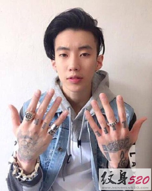 偶像歌手朴宰范的帅气纹身秀