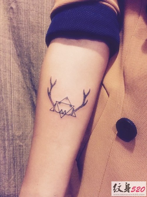 手臂上简单的鹿角纹身图案