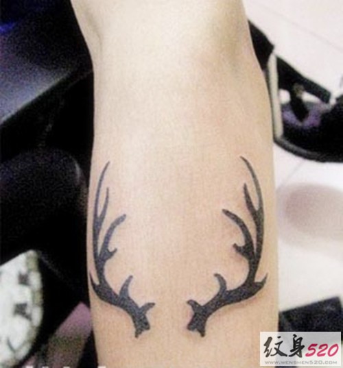 手臂上简单的鹿角纹身图案