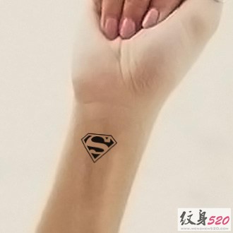 手腕个性超人标志纹身