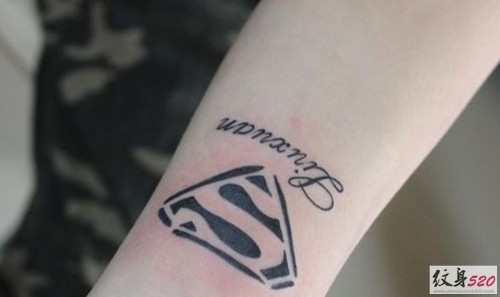 手腕个性超人标志纹身