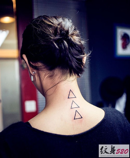 简单时尚的三角形纹身
