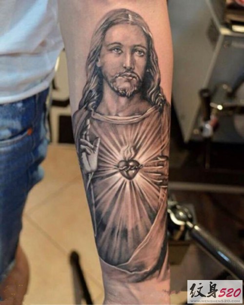 手臂救世主耶稣纹身图案