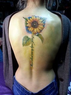 女性背部漂亮的向日英文葵纹身