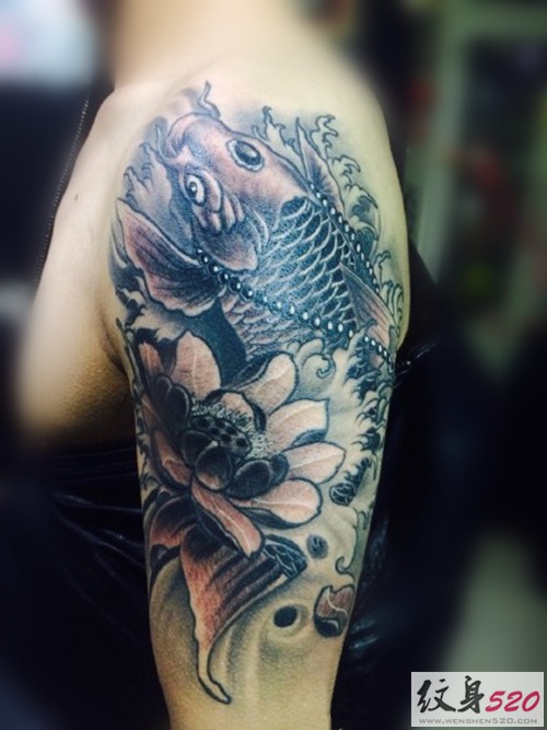 经典男性大臂鲤鱼纹身图案