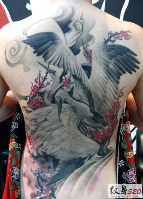精美的满背丹顶鹤纹身图案