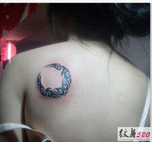 肩部月亮图腾纹身