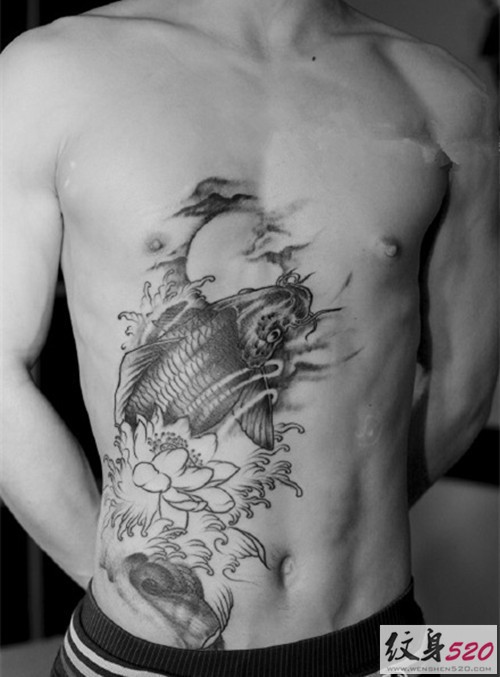 男性腹部多样纹身