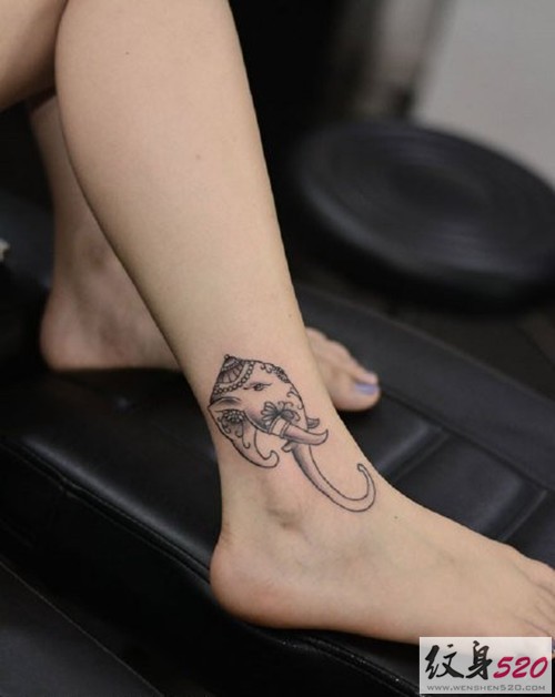 女性小腿象神纹身