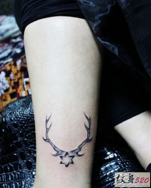 小腿简单的鹿角六芒星纹身