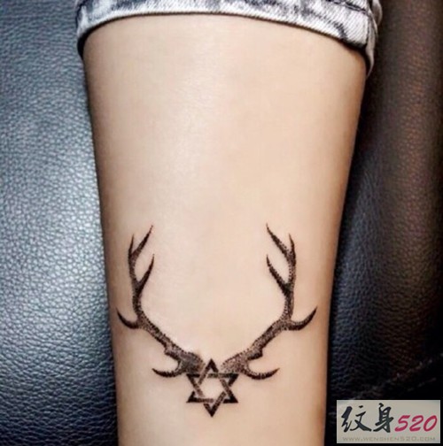 小腿简单的鹿角六芒星纹身