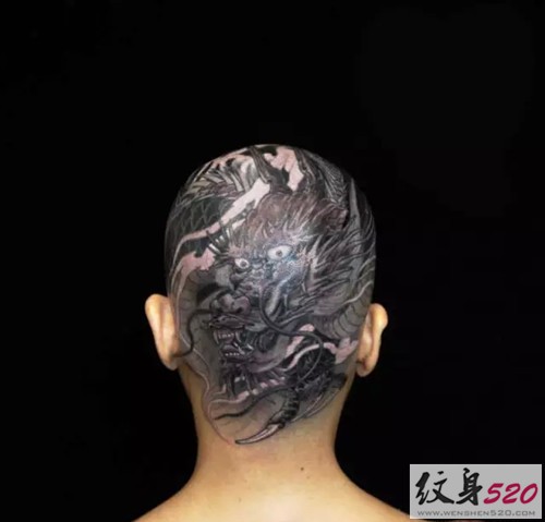 潮男的另类头部纹身