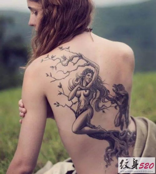 欧美女孩的性感背部纹身