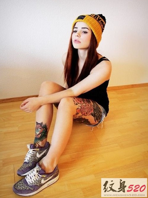 美女腿部个性纹身图案