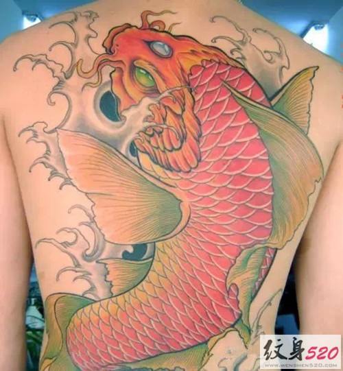 背部多彩鲤鱼纹身图片