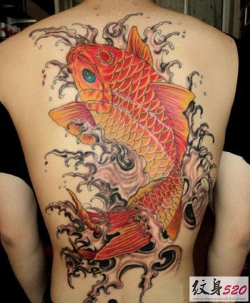 背部多彩鲤鱼纹身图片
